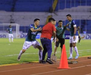 Jugadores del Marthón intentan detener a algunos aficionados que ingresaron al campo de juego.