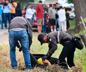 Miembros de la policía cubren el cadáver del concejal de Durán, Bolívar Vera, en Guayaquil, Ecuador, el 8 de septiembre de 2023