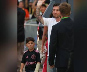 El argentino Lionel Messi ya se encuentra en las instalaciones del Inter Miami, donde se realizará su presentación retrasada a causa de la tormenta eléctrica. El futbolista llegó muy sonriente, acompañado de su familia. Estas son las primeras imágenes de su llegada al DRV PNK Stadium.