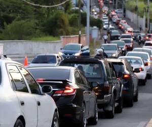 En muchas zonas de la capital se reporta un fuerte tráfico vial, largas filas de vehículos se forman en más de 35 puntos de la cuidad.