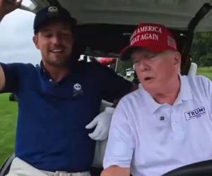 El video inicia con Trump conduciendo un carro de golf afirmando tener una buena lista de música.