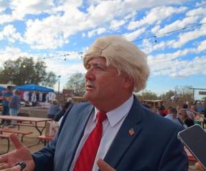 Un ciudadano se personificó como Donald Trump durante el evento, utilizando una peluca y un traje similar al del aspirante presidencial.