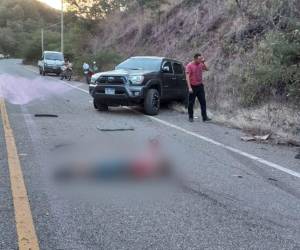 El conductor de este automóvil color gris marca Toyota perdió el control y terminó colisionando.