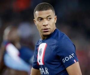 Barcelona se habría metido a la puja por Mbappé luego de que el PSG lo dejará fuera de la gira de pretemporada en Japón.