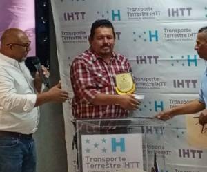 Elías Valladares recibió un noble reconocimiento en agradecimiento por su heroica acción.