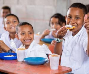 Miles de niños hondureños pueden gozar de una buena alimentación a través del Programa Nacional de Merienda Escolar.