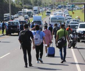 El bloqueo de los miembros del Consejo Cívico de Organizaciones Populares e Indígenas de Honduras (Copinh) hizo que los hondureños que quedaron estancados por varias horas en la carretera CA-5 tomaran sus maletas y cargaran a sus hijos en brazos para movilizarse hasta su lugar de destino.