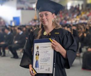 Karen Yoselin Rodríguez recibió su título de licenciada en Pedagogía escrito en sistema Braille.