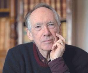 Ian McEwan ha publicado a lo largo de su trayectoria 19 novelas y 4 colecciones de relatos cortos. “Jardín de cemento” (1978) fue su primer libro.