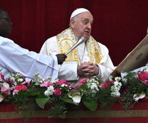 Vestido de blanco, el jefe de la Iglesia católica llegó en silla de ruedas hasta el altar, decorado como cada año con una multitud de adornos florales.