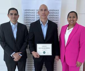 Representantes de Ficohsa presentes en la premiación realizada por Latin Finance en Asunción, Paraguay.