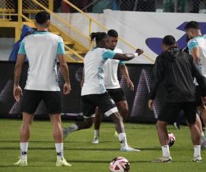 La H ya se encuentra en los calentamientos previo al pitazo inicial para medirse frente a México en el Estadio Morazán.