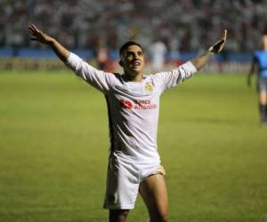 Michael Chirinos celerbrando el tercer gol de Olimpia.