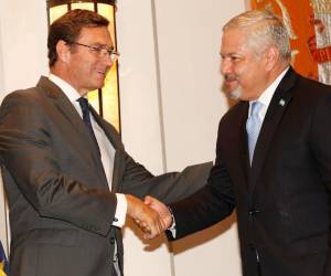 El embajador de España, Diego Nuño García, junto al canciller de Honduras, Enrique Eduardo Reina.