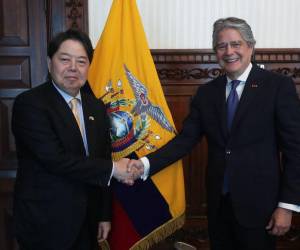 El presidente de Ecuador, Guillermo Lasso, le da la mano al Ministro de Relaciones Exteriores de Japón, Yoshimasa Hayashi, durante su visita oficial al país en Lima.