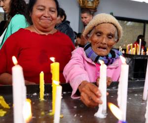 Doña Rosa, de 92 años, y su nieta visitan cada año a la “Morenita” para agradecer las múltiples bendiciones que concede a diario.