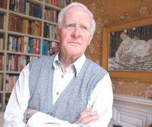 La carrera de John le Carré como espía del MI6 terminó cuando su trabajo fue revelado al KGB por un agente doble británico. El escritor murió en 2020 a los 89 años.