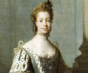 Carlota de Mecklemburgo-Strelitz nació en Alemania el 19 de mayo de 1744. Era descrita como una joven educada, amante de las artes y conocedora de la lengua francesa. Charlotte fue mecenas de las artes y una entusiasta botánica que ayudó a expandir Kew Gardens.