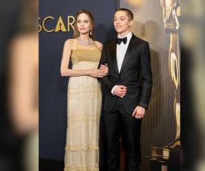 La actriz Angelina Jolie y su hijo Knox Leon en los Governors Awards, uno de los eventos previos a los Oscar del 2025.