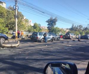 Una rastra embistió a más de una decena de vehículos la mañana de este lunes en el anillo periférico, cerca del desvío al sur de la capital. Estas son algunas de las imágenes del hecho.