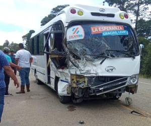 El fuerte impactó dañó la parte frontal del autobús que iba lleno de pasajeros.