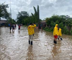 En el sector de Agua Fría y Playa Grande, de Nacaome, Valle, las autoridades evacuaron este lunes a más de 140 personas tras las abundantes lluvias.