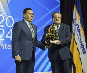 UNO Honduras celebra su reconocimiento como Empresa Socialmente Responsable, un logro que resalta su dedicación al desarrollo comunitario.