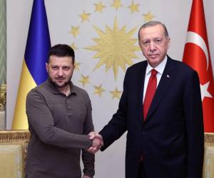 El presidente turco, Recep Tayyip Erdogan (derecha), saluda al presidente ucraniano Volodymyr Zelensky en la mansión Vahdettin en Estambul el 7 de julio de 2023.