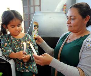 Por más de 17 años Rosmeri Carranza le pidió a la Virgen de Suyapa le regalara un hijo y hoy llega con su hija a presentarla y dar gracias.