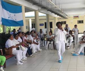 Enfermeros de SPS protestan en apoyo a colegas de Islas de la Bahía y Gracias a Dios, exigiendo equidad salarial para 600 profesionales.