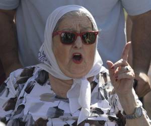 Hebe de Bonafini se identificó siempre en su lucha al portar un pañuelo blanco.