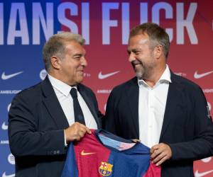 Joan Laporta confirmó que el Barcelona busca dos fichajes para reforzar la plantilla de Hansi Flick.