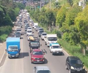 El cierre del bulevar Suyapa ha causado un tráfico infernal en la capital. Su cierre se debe a los preparativos para el gran carnaval de Tegucigalpa que se llevará a cabo el próximo 28 de septiembre. Aquí las imágenes de las enormes filas de vehículos que estuvieron paralizados por varias horas.