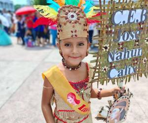 En un derroche de civismo, brillo y color, los estudiantes de diferentes centros educativos de educación prebásica y básica de San Lorenzo, Valle, celebraron el 203 aniversario de independencia de Honduras. La gran celebración patria reunió a cientos de habitantes en las calles de la localidad para presenciar el espectáculo de los educandos. A continuación le mostramos algunas de las imágenes.