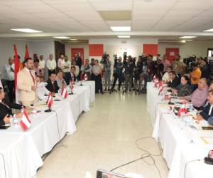 Ayer Jorge Cálix, Salvador Nasralla y otros exmiembros de Libre y del PSH comparecieron ante el CCEPL en una audiencia que determinaría si serían aceptados dentro del Partido Liberal.