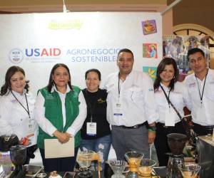 <i>Representantes de USAID y Agronegocios Sostenibles junto a la Ministra de la SAG Laura Suazo, discuten estrategias para fortalecer la caficultura hondureña.</i>