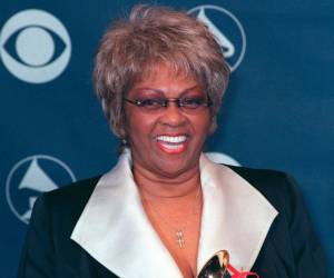 La legendaria cantante de gospel y soul, madre de Whitney Houston, fallece a los 91 años.