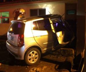 Al parecer el conductor se salió de la calle cuando perdió el control del vehículo por ir a exceso de velocidad.