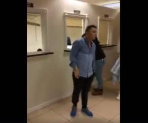 El hondureño grabó el video en la Embajada de Dallas, Estados Unidos.