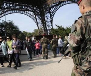 En París hay militares que patrullan en las calles, guardias en las entradas de las tiendas, incluso en pastelerías y ópticas.