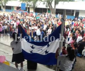 Niños hondureños muestra su civismo en primer día de clases. Foto: Mario Urrutia/ EL HERALDO