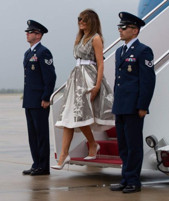 El elegante vestido floral que usó Melania Trump durante su visita a un hospital infantil en Tennessee