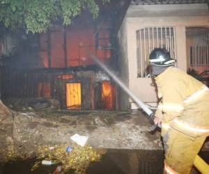 A las 9:00 de la noche, los bomberos todavía trabajaban por apagar el fuego que amenazaban de consumir los inmuebles (Foto:Jimmy Argueta).