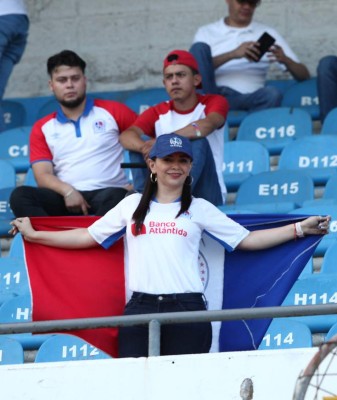 FOTOS: Bellas y enamoradas, así llegaron las aficionadas de Olimpia y Motagua al clásico