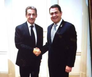 El presidente hondureño Juan Orlando Hernández y el exgobernante francés Nicolas Sarkoz.