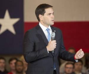 Dentro de los 12 republicanos en carrera hacia Washington, Rubio de origen cubano es el tercero en la banda de los republicanos, detrás de Donald Trump y Ted Cruz.