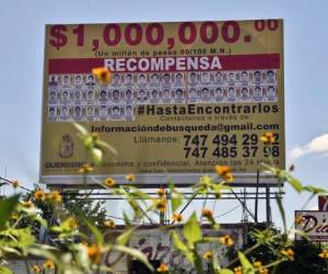 Anuncio de recompensa por información de los estudiantes desaparecidos en Iguala. (Foto: AFP)