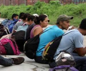 Inmigrantes esperando el tren.