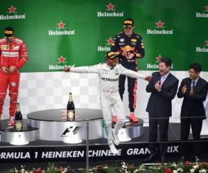 Sin duda alguna, los dos favoritos a coronarse campeones del mundial de automovilismo, Hamilton y Vettel, no están defraudando en este principio de temporada, tras la segunda carrera. Foto: Agencia AFP