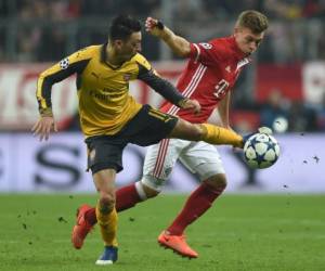 Mesut Ozil y Joshua Kimmich en la disputa del balón en el duelo que el Bayern Múnich aplastó 5-1 al Arsenal por la fase de octavos de la Champions League (Foto: Agencias / AFP / Deportes El Heraldo)